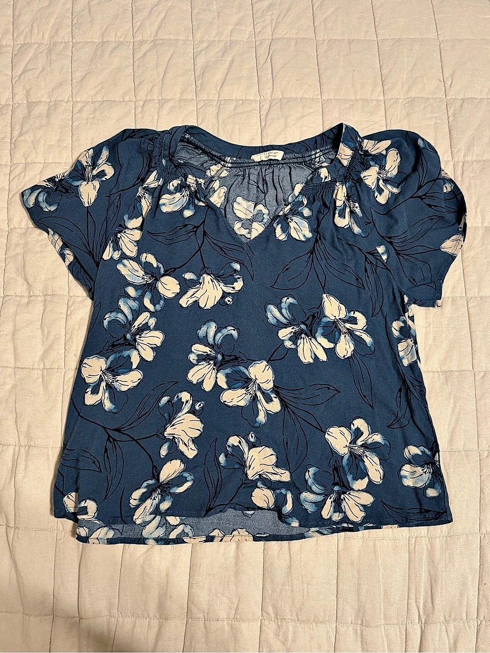 LoveStitch Floral Short Sleeve Blouse in Blue & White Size Small